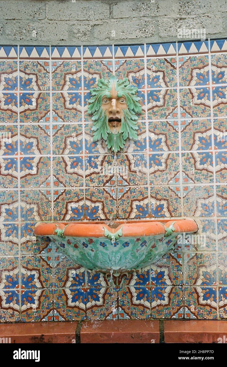 Malibu, CA, États-Unis - 15 juin 2021 : la fontaine Neptune à la Maison Adamson à Malibu, en Californie.La fontaine a fait usage exclusif des carreaux de la Malibu. Banque D'Images