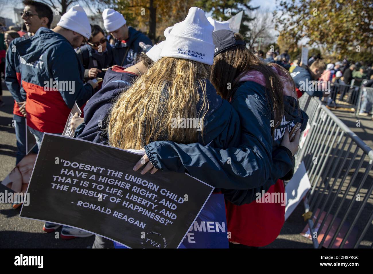 Washington, États-Unis.1er décembre 2021.Les partisans de Pro Life se réunissent à la Cour suprême de Washington, DC, le mercredi 1er décembre 2021.Le tribunal dirige aujourd'hui l'affaire Dobbs c. Jackson Women's Health Organization sur la loi du Mississippi qui interdit presque tous les avortements après quinze semaines, ce serait une contestation directe de la décision de 1973 de l'affaire Roe c. Wade.Photo de Tasos Katopodis/UPI .Crédit : UPI/Alay Live News Banque D'Images