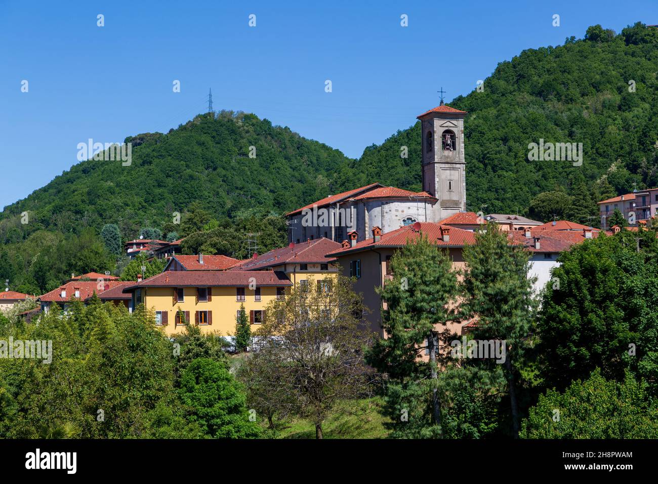 Santa Maria Hoe, Lecco, Lombardie, Italie: Vue sur le paysage avec l'église de Beata Vergine Addolorata en une journée ensoleillée Banque D'Images
