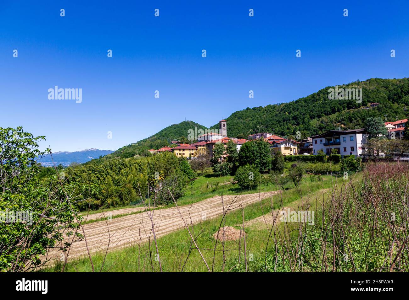 Santa Maria Hoe, Lecco, Lombardie, Italie: Vue sur le paysage avec l'église de Beata Vergine Addolorata en une journée ensoleillée Banque D'Images