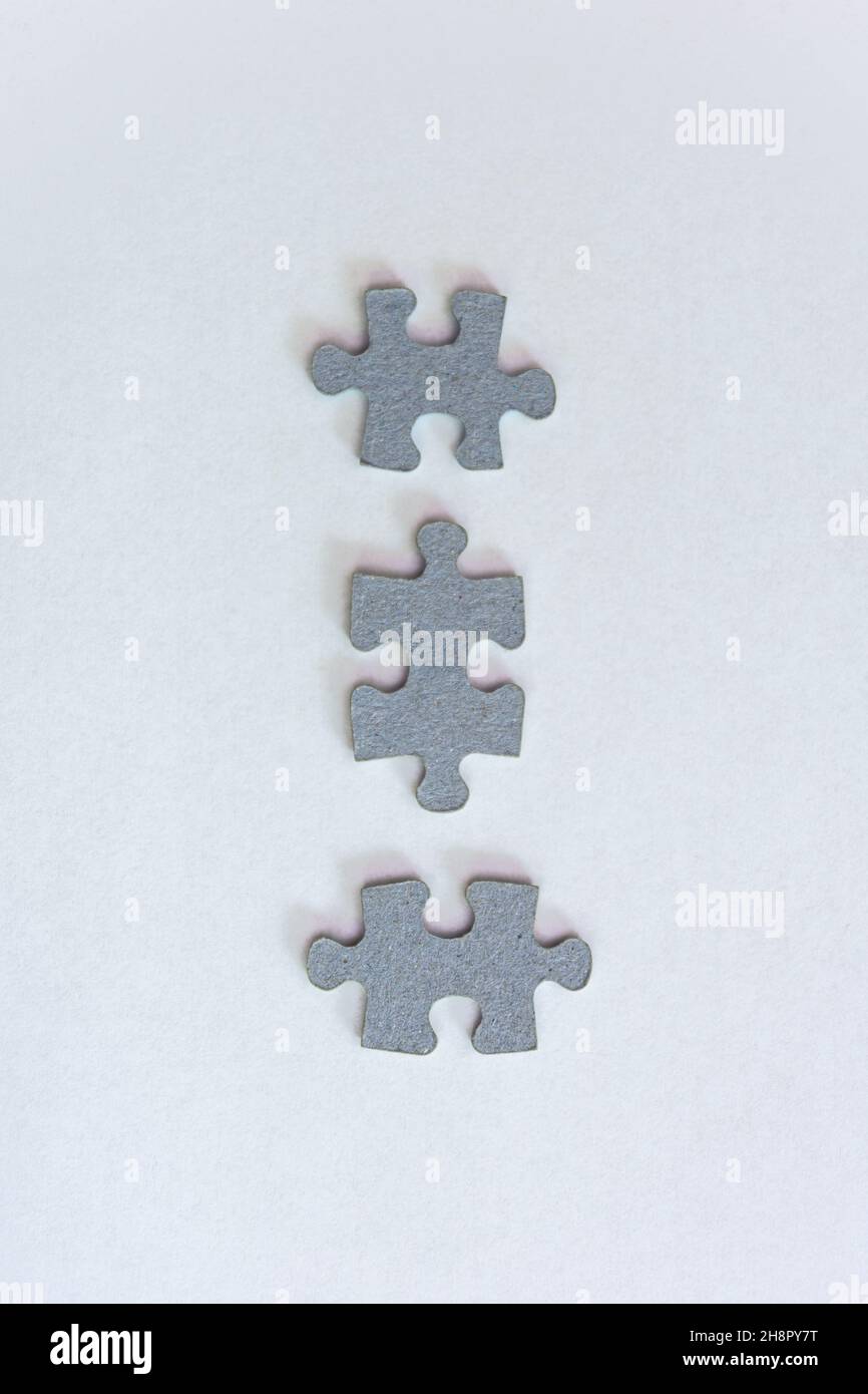 trois pièces de puzzle à partir de l'arrière sur un fond clair Banque D'Images