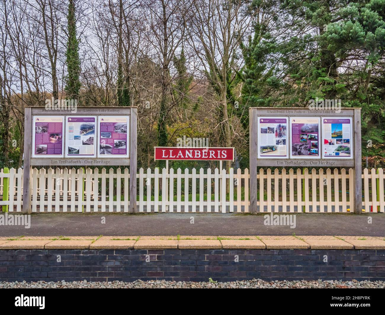 Il s'agit de la gare de Llanberis pour l'attraction touristique Llanberis Lake Railway qui longe la rive de Lyn Padarn dans le nord du pays de Galles Banque D'Images