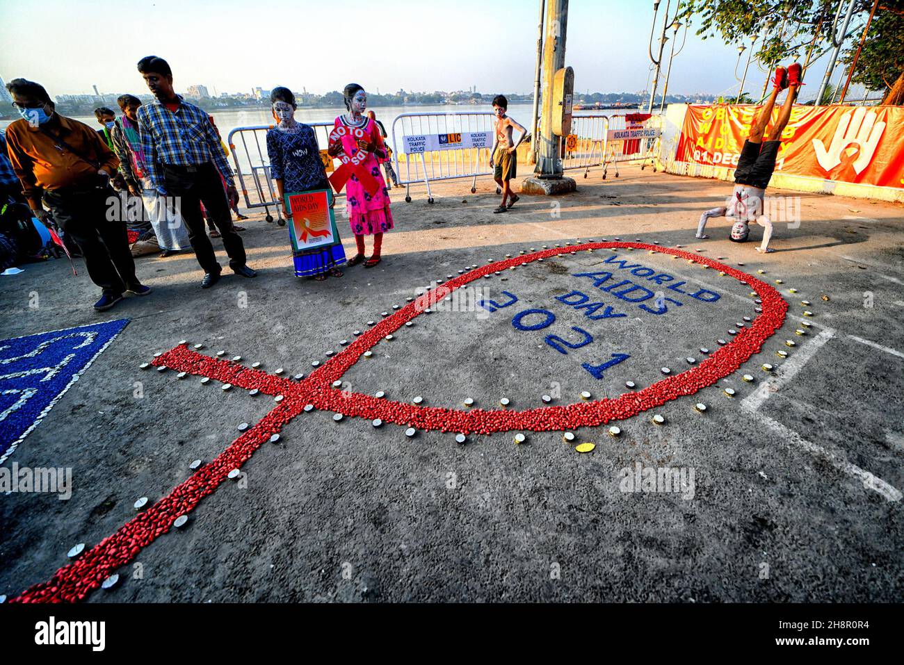Kolkata, Inde.1er décembre 2021.Un homme avec des peintures du corps vu posant pour une photo avec un geste spécial pendant le programme de la Journée mondiale du SIDA.la Journée mondiale du SIDA, célébrée chaque année le 1er décembre, est une occasion pour les gens du monde entier de s'unir dans la lutte contre le VIH,Montrer son soutien aux personnes vivant avec le VIH/sida et être unis.(Photo par Avishek Das/SOPA Images/Sipa USA) crédit: SIPA USA/Alay Live News Banque D'Images