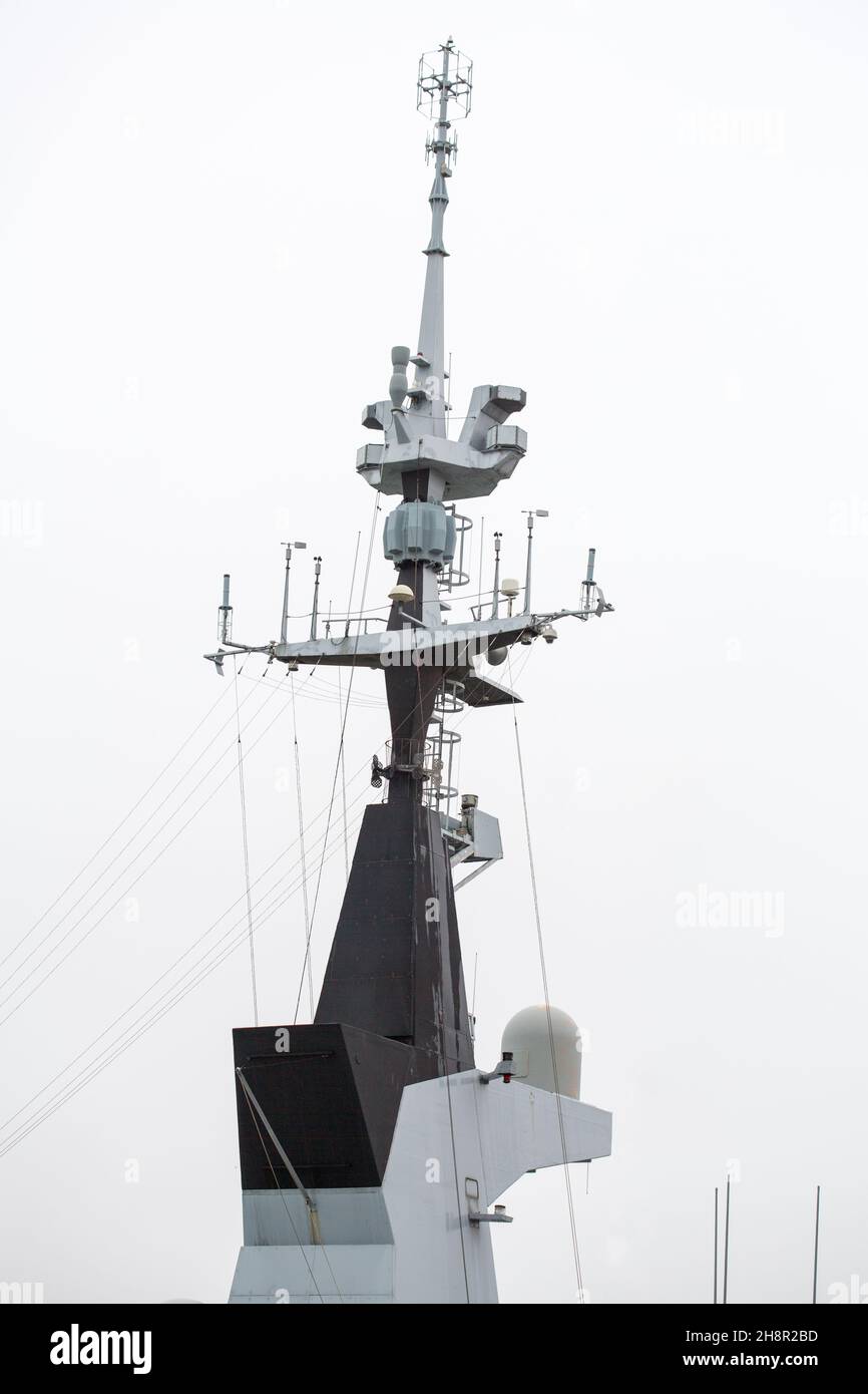 gros plan sur les systèmes de localisation de navires.Tour de radio du navire militaire.Radars de combat sur le navire militaire Frégate type la Fayette forces navales de l'OTAN Banque D'Images