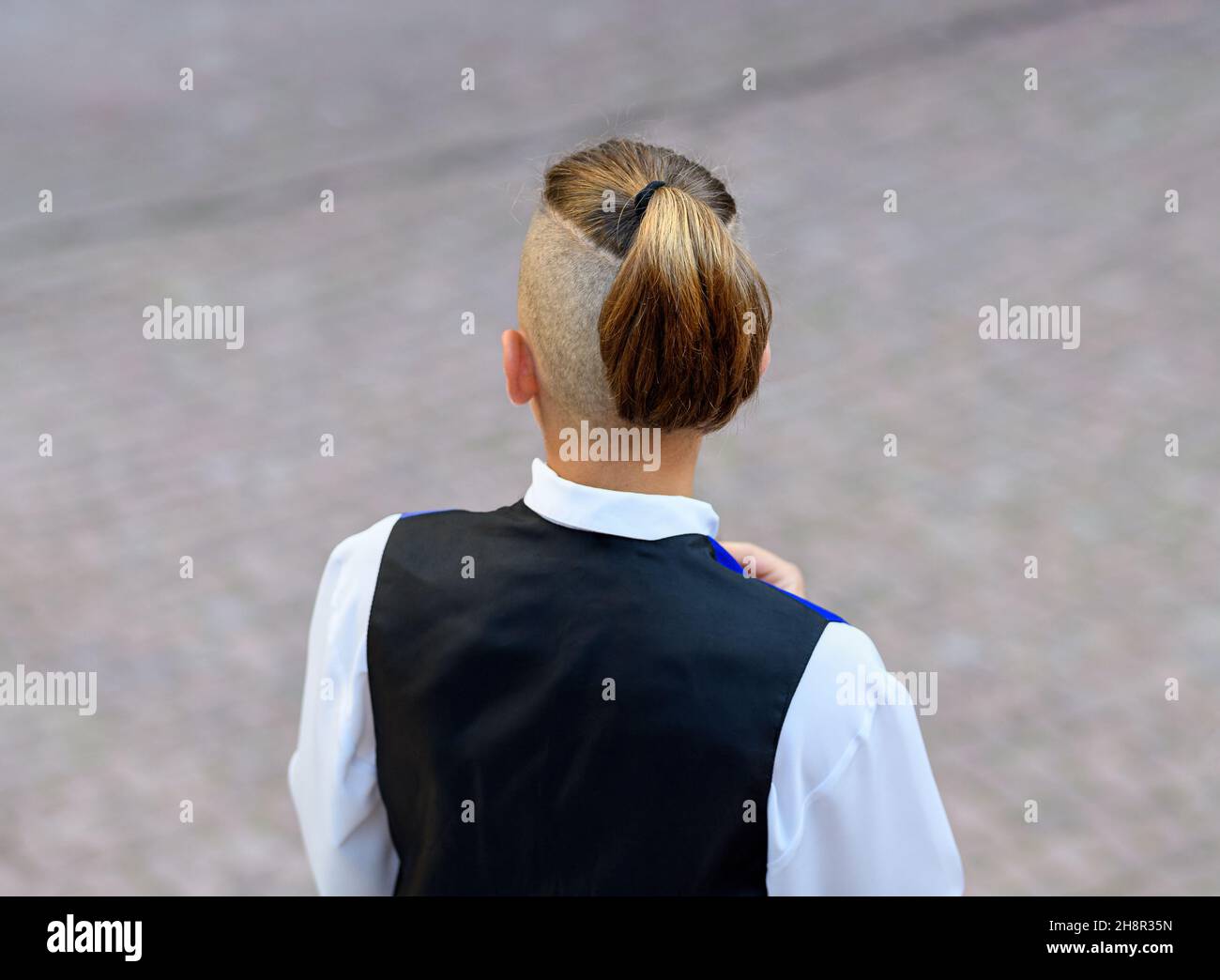 coiffure pour hommes avec cheveux dans une queue de cheval.Photo de gros plan de derrière Banque D'Images