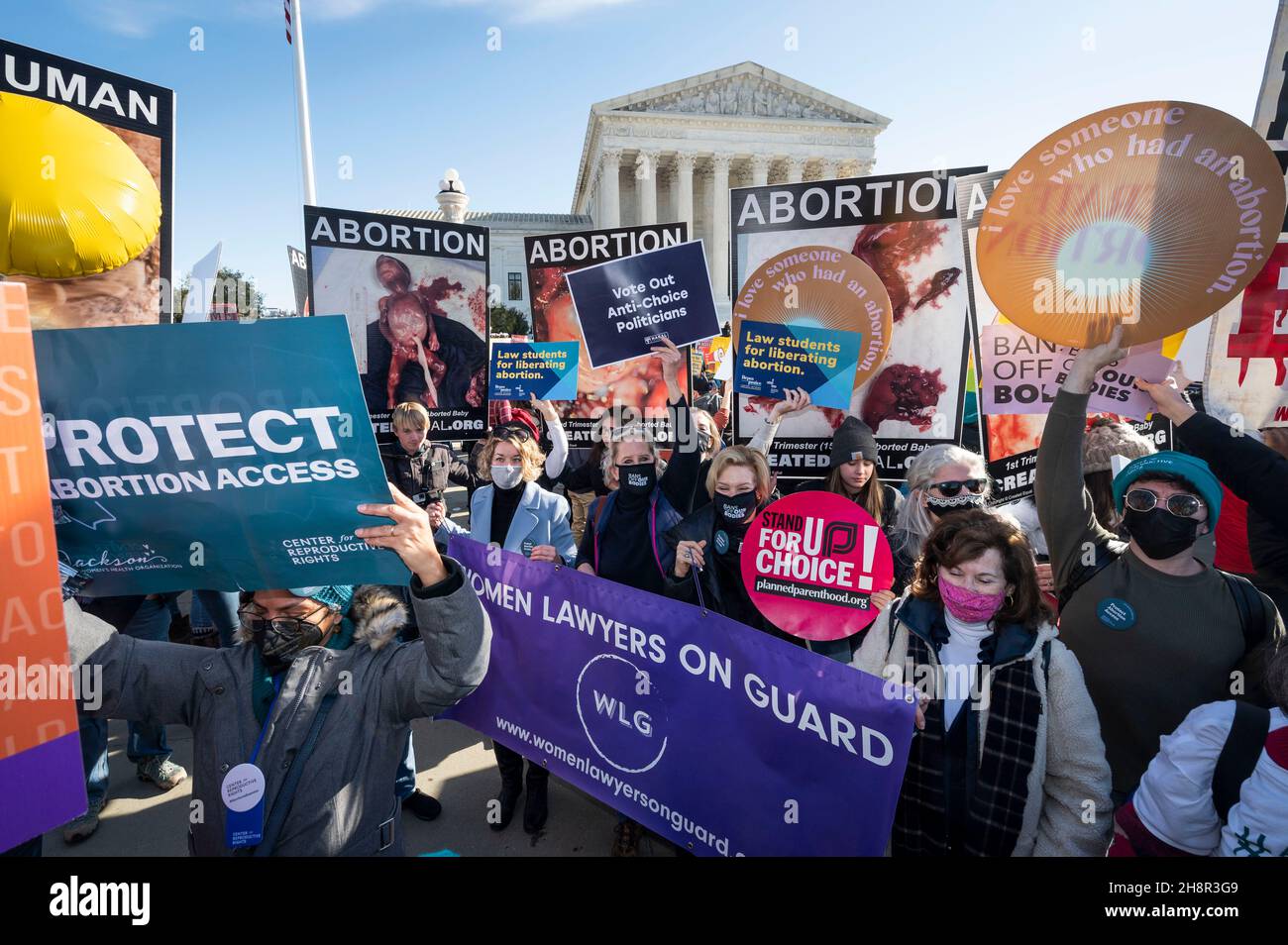 Washington, DC, États-Unis.1er décembre 2021.1er décembre 2021 - Washington, DC, États-Unis :Des personnes tenant des panneaux, notamment ceux qui disent ''voter contre les politiciens anti-choix' et ''les femmes juristes sur garde'', lors d'une manifestation où un grand nombre de manifestants pro-choix et pro-vie se trouvaient devant la Cour suprême le jour où elle a entendu des arguments concernant une loi sur l'avortement au Mississippi.(Image de crédit : © Michael Brochstein/ZUMA Press Wire) Banque D'Images