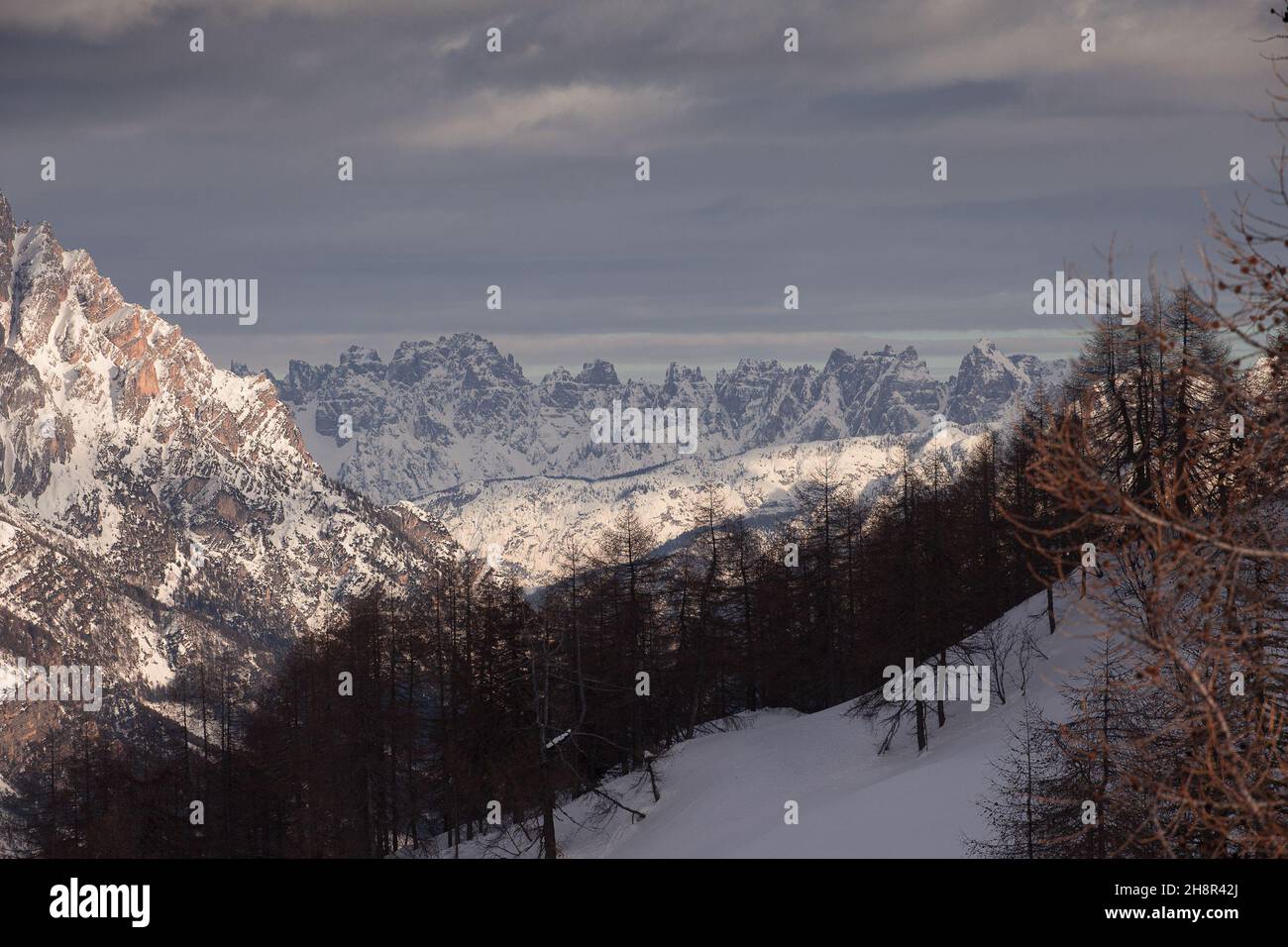 Paysage d'hiver des sommets du parc naturel des Dolomites de Friulian au coucher du soleil Banque D'Images