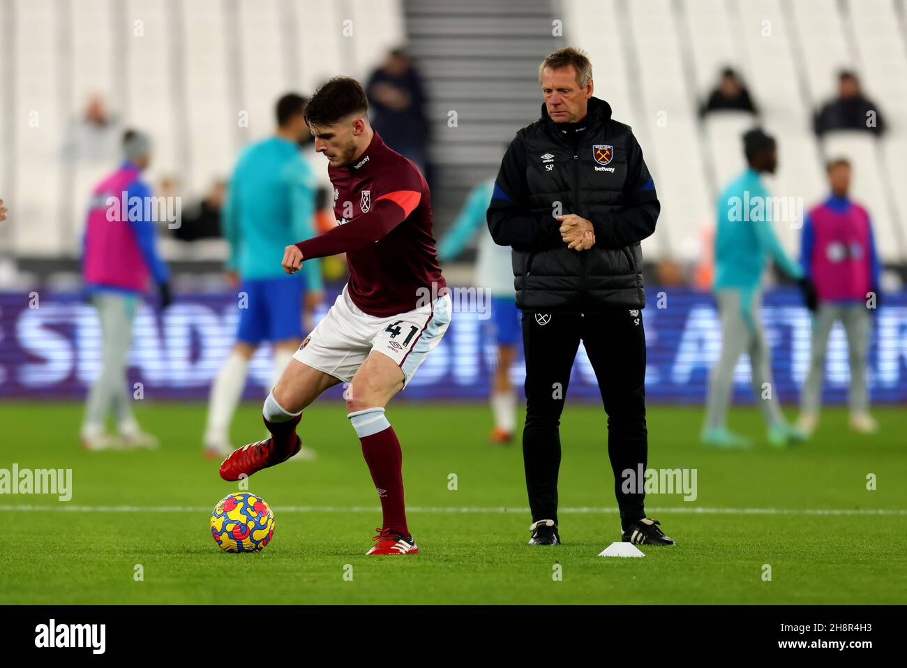 Stade de Londres, Londres, Royaume-Uni.1er décembre 2021.Premier League football West Ham versus Brighton and Hove Albion ; entraîneur West Ham Stuart Pearce Overseas Declan Rice Warm up Credit: Action plus Sports/Alay Live News Banque D'Images