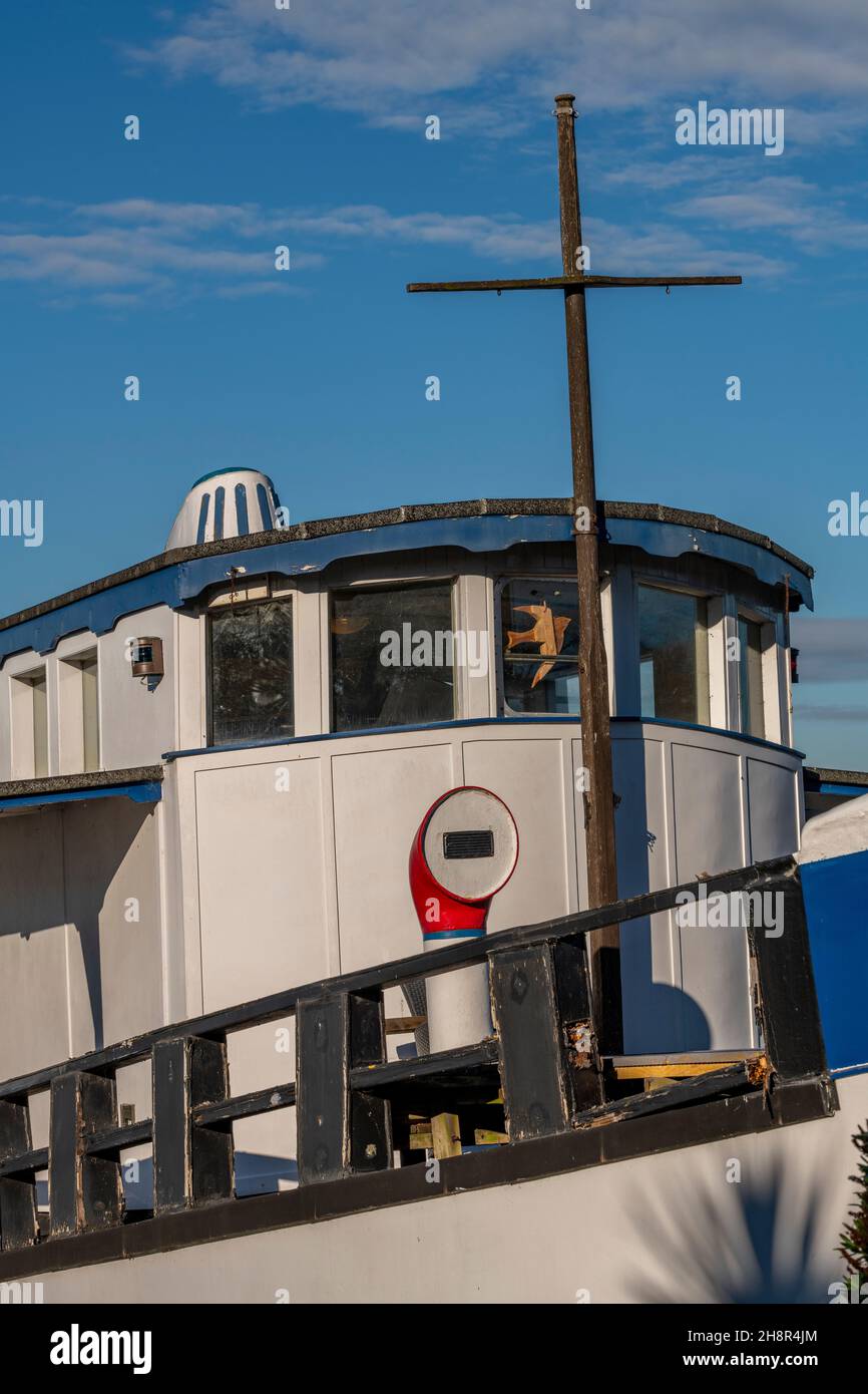 ancienne péniche dans le port de bembridge sur la côte de l'île de wight royaume-uni, vivant à flot sur une péniche, hors-réseau, maison flottante, ancien chalutier. Banque D'Images