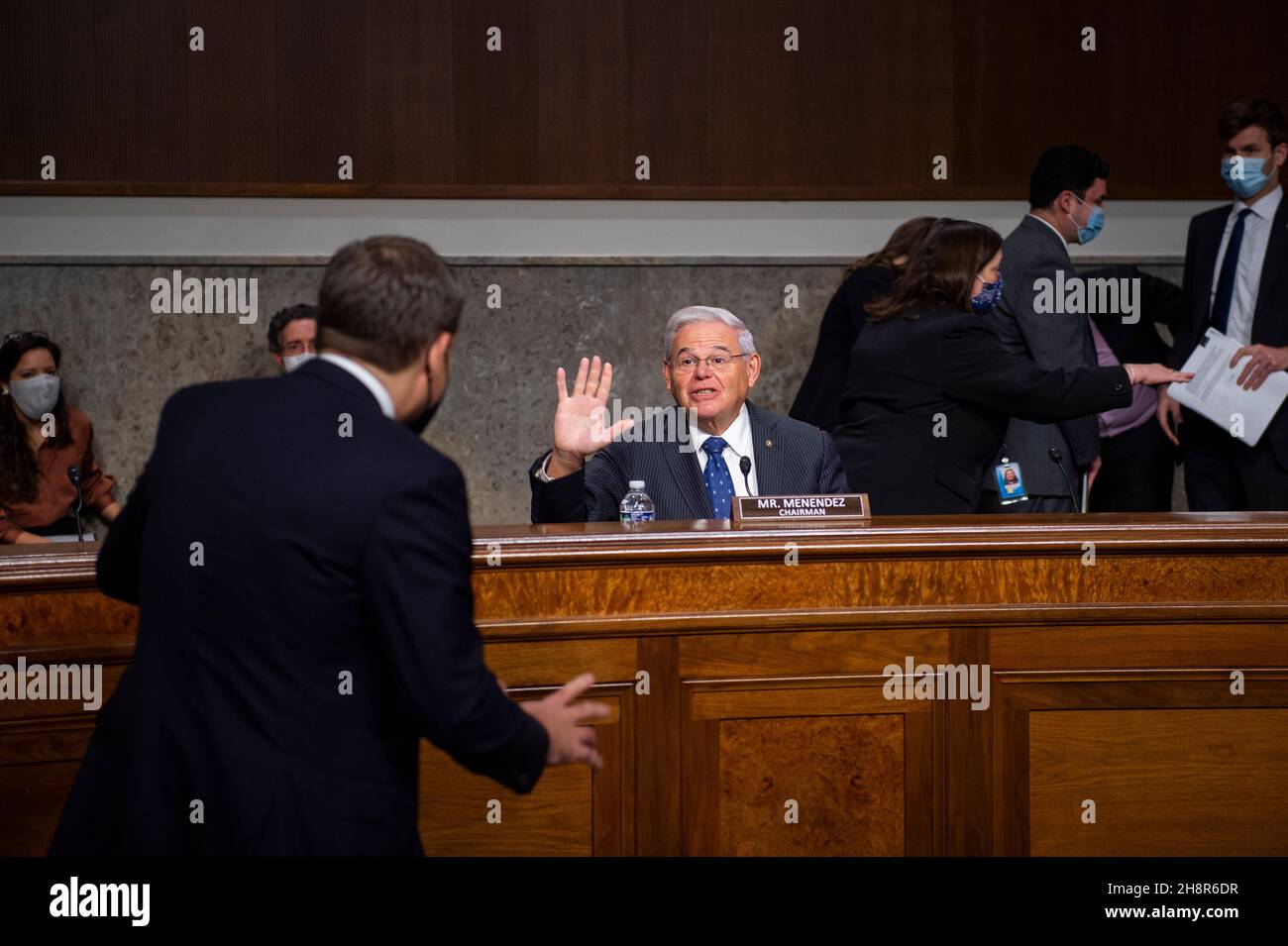 Washington, Vereinigte Staaten.1er décembre 2021.Scott A. Nathan, à gauche, s'entretient avec le sénateur des États-Unis Bob Menendez (démocrate du New Jersey), président du Comité du Sénat américain sur les relations étrangères avant une audience du Comité du Sénat sur les relations étrangères pour sa nomination au poste de directeur général de la United States International Development Finance Corporation, Department of State,Dans l'édifice Dirksen du bureau du Sénat à Washington, DC, le mercredi 1er décembre 2021.Credit: Rod Lamkey/CNP/dpa/Alay Live News Banque D'Images