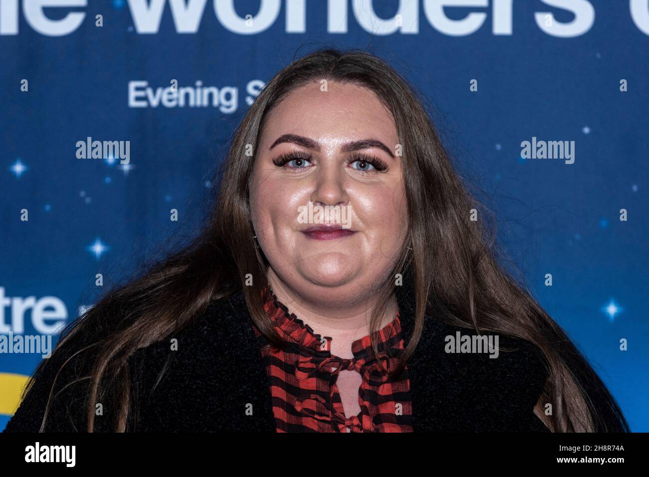 Londres, Royaume-Uni.1er décembre 2021.Clair Norris, actrice, arrive pour la soirée médiatique pour la tournée du Théâtre National et Trafalgar Theatre production de “l'incident curieux du chien dans la nuit” au Théâtre Troubadour Wembley Park.Credit: Stephen Chung / Alamy Live News Banque D'Images