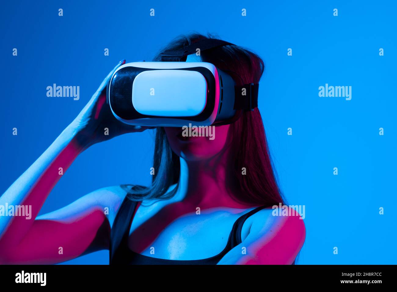 Femme avec des lunettes de réalité virtuelle. Avenir Technologie concept Banque D'Images