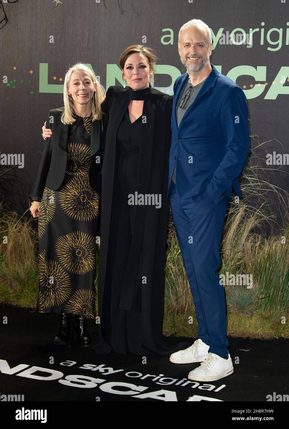 LONDRES, ANGLETERRE - NOVEMBRE 30 : Jane Featherstont, Olivia Colman et Chris Fry assistent à la première britannique du film original de Sky 'Landscapers' à Queen Eliza Banque D'Images