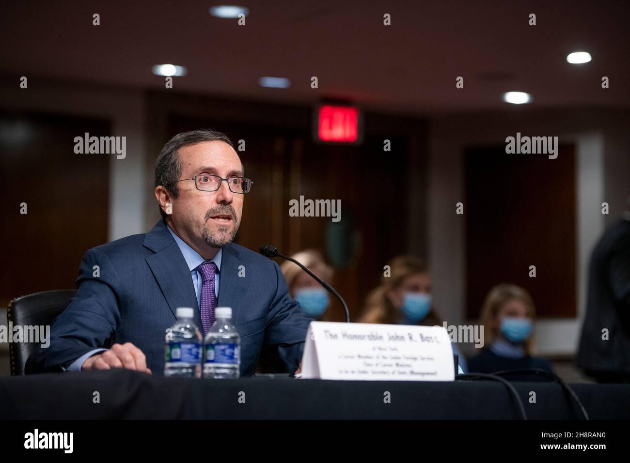 John R. Bass comparaît devant une audience du Comité sénatorial des relations étrangères pour sa nomination au poste de sous-secrétaire (gestion), département d'État, dans l'édifice Dirksen du Bureau du Sénat à Washington, DC, le mercredi 1er décembre 2021.Crédit : Rod Lamkey/CNP/MediaPunch Banque D'Images