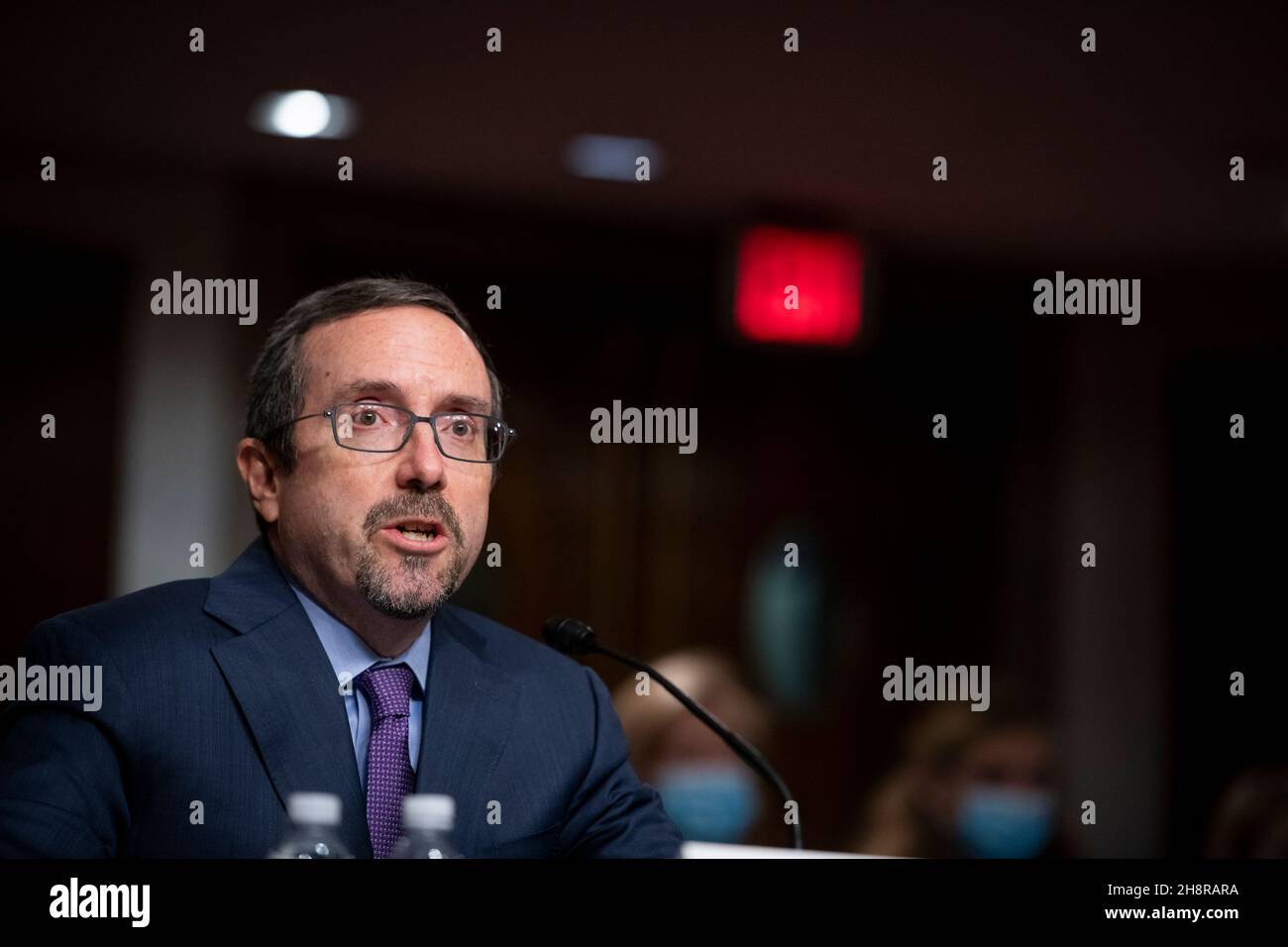 John R. Bass comparaît devant une audience du Comité sénatorial des relations étrangères pour sa nomination au poste de sous-secrétaire (gestion), département d'État, dans l'édifice Dirksen du Bureau du Sénat à Washington, DC, le mercredi 1er décembre 2021.Crédit : Rod Lamkey/CNP/MediaPunch Banque D'Images