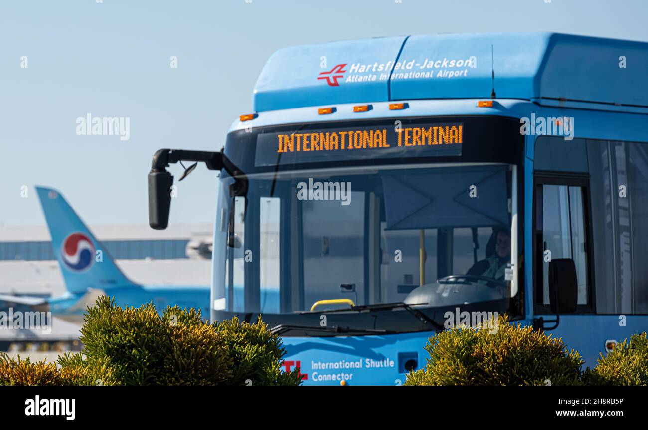 Transport terrestre au terminal international et jet de passagers Korean Air à l'aéroport international Hartsfield-Jackson d'Atlanta à Atlanta, Géorgie. Banque D'Images