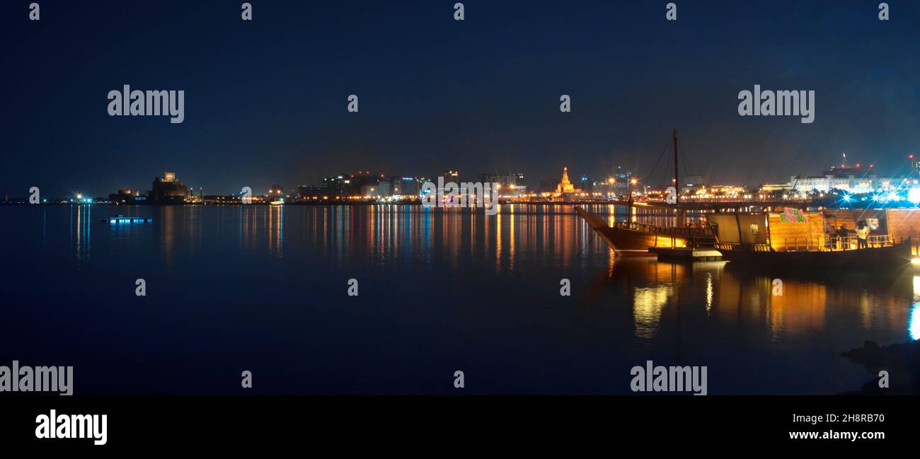 Horizon de la corniche de Doha et Musée islamique / QATAR Banque D'Images