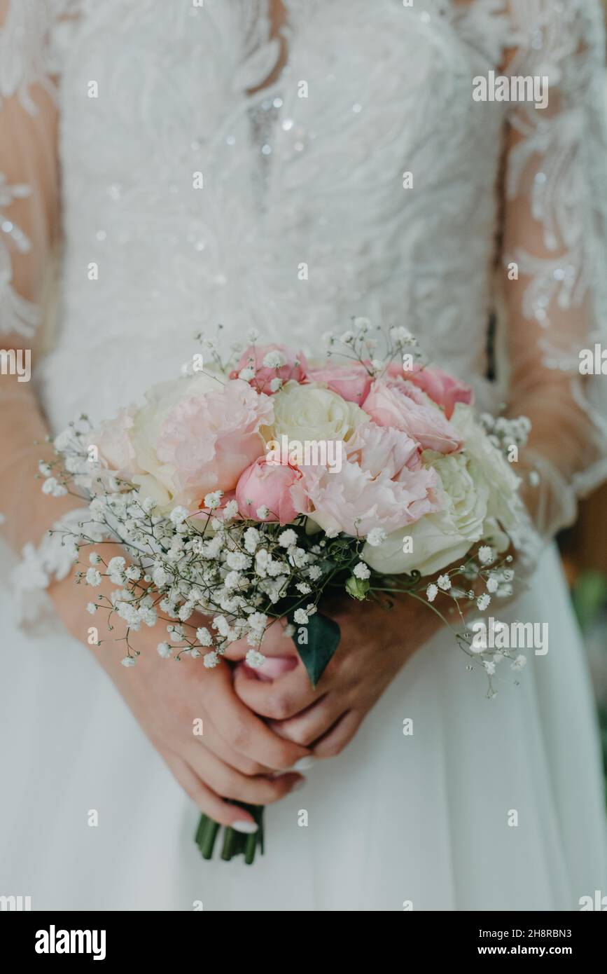 Mariage. Belle mariée à l'intérieur avec bouquet de fleurs Banque D'Images