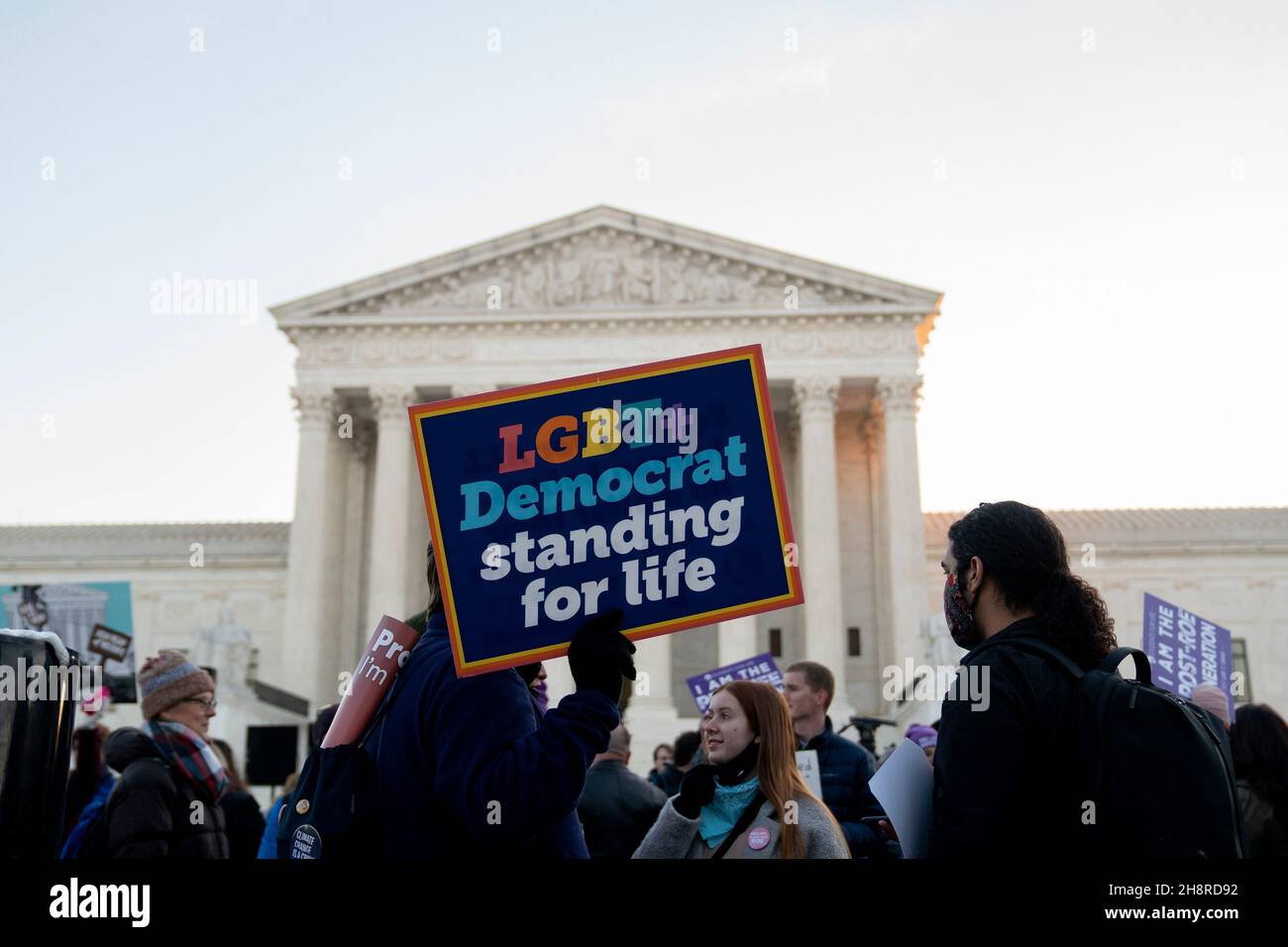 Les manifestants de Pro-Life se réunissent devant la Cour suprême des États-Unis à Washington DC le mercredi 1er décembre 2021.Les juges de la Cour suprême ont entendu des arguments oraux sur Dobbs c. Jackson Women's Health, une affaire concernant une loi du Mississippi interdisant la plupart des avortements après 15 semaines.Crédit: Stefani Reynolds/CNP Banque D'Images