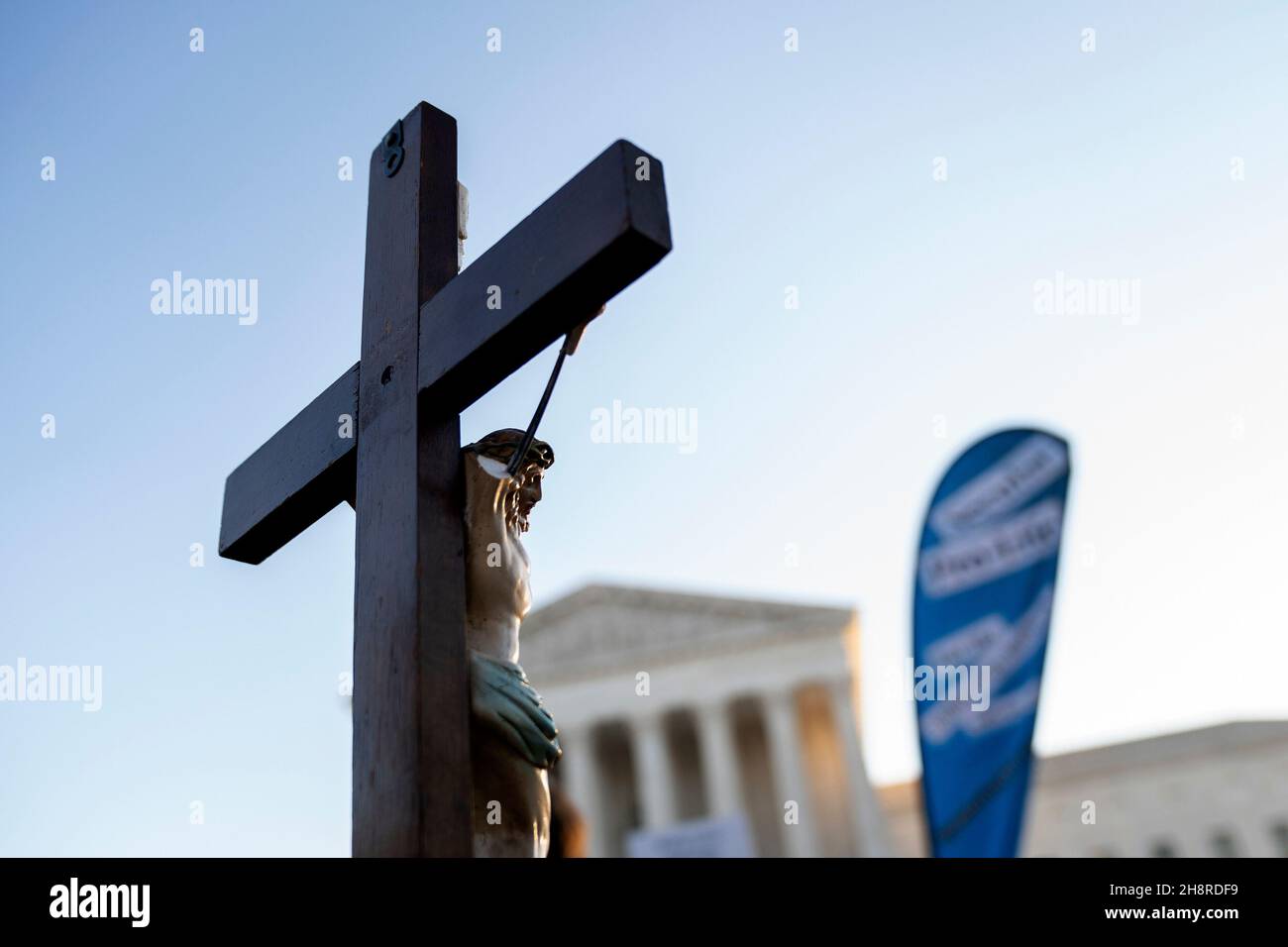 Les manifestants de Pro-Life se réunissent devant la Cour suprême des États-Unis à Washington DC le mercredi 1er décembre 2021.Les juges de la Cour suprême ont entendu des arguments oraux sur Dobbs c. Jackson Women's Health, une affaire concernant une loi du Mississippi interdisant la plupart des avortements après 15 semaines.Crédit: Stefani Reynolds/CNP Banque D'Images