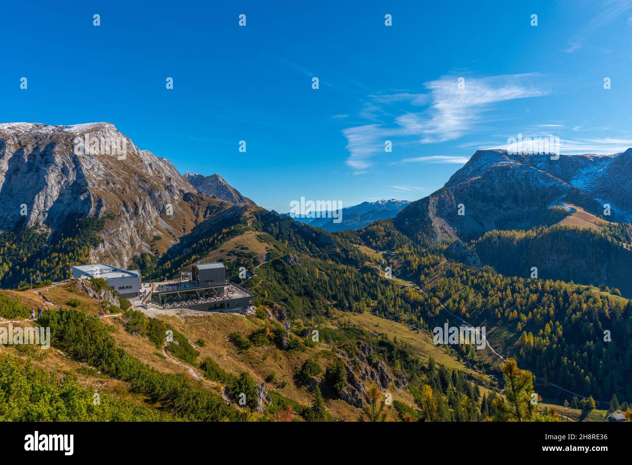 Sentier entre le sommet de Jenner et le haut plateau de Jenner à environ 1800m asl avec la hutte de Jenneralm ou Jenner Alm, haute-Bavière, sud de l'Allemagne Banque D'Images