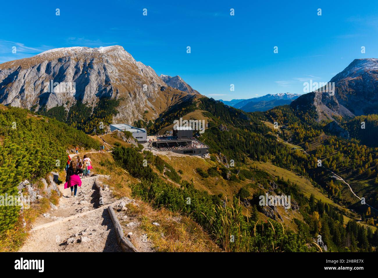 Sentier entre le sommet de Jenner et le haut plateau de Jenner à environ 1800m asl avec la hutte de Jenneralm ou Jenner Alm, haute-Bavière, sud de l'Allemagne Banque D'Images