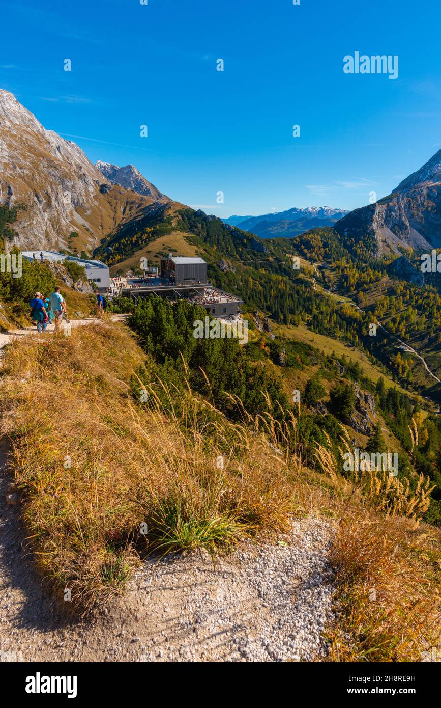 Sentier entre le sommet de Jenner et le haut plateau de Jenner à environ 1800m asl avec la hutte de Jenneralm ou Jenner Alm, haute-Bavière, sud de l'Allemagne Banque D'Images