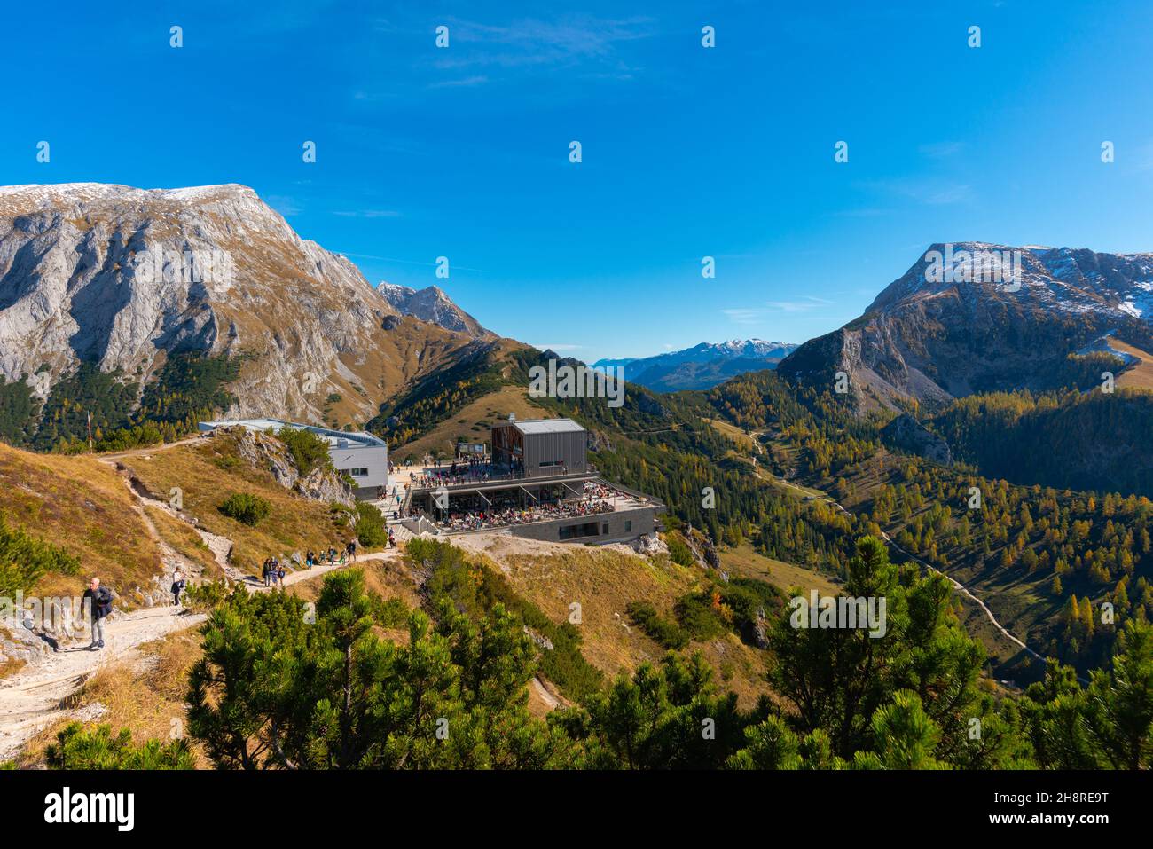 Sentier entre le sommet de Jenner et le haut plateau de Jenner à environ 1800m asl avec la hutte de Jenneralm ou Jenner Alm, haute-Bavière, sud de l'Allemagne Banque D'Images