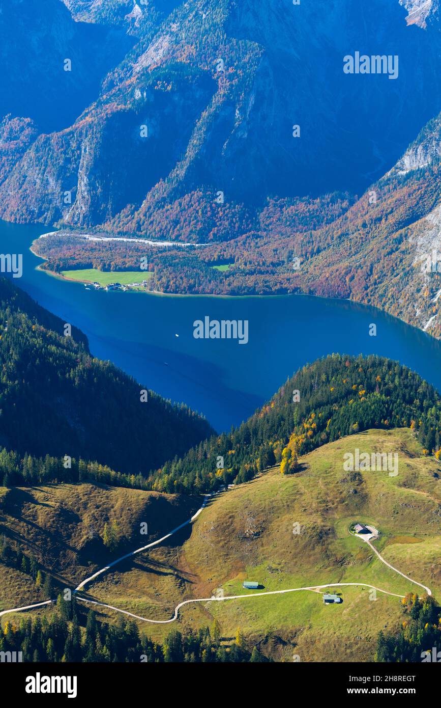Vue du haut plateau de Jenner environ 1800m asl au lac Königsee entouré de hauts sommets, Alpes bavaroises, haute-Bavière, sud de l'Allemagne Banque D'Images
