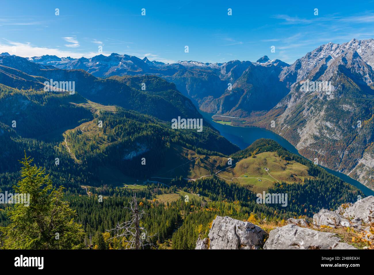 Vue du haut plateau de Jenner environ 1800m asl au lac Königsee entouré de hauts sommets, Alpes bavaroises, haute-Bavière, sud de l'Allemagne Banque D'Images