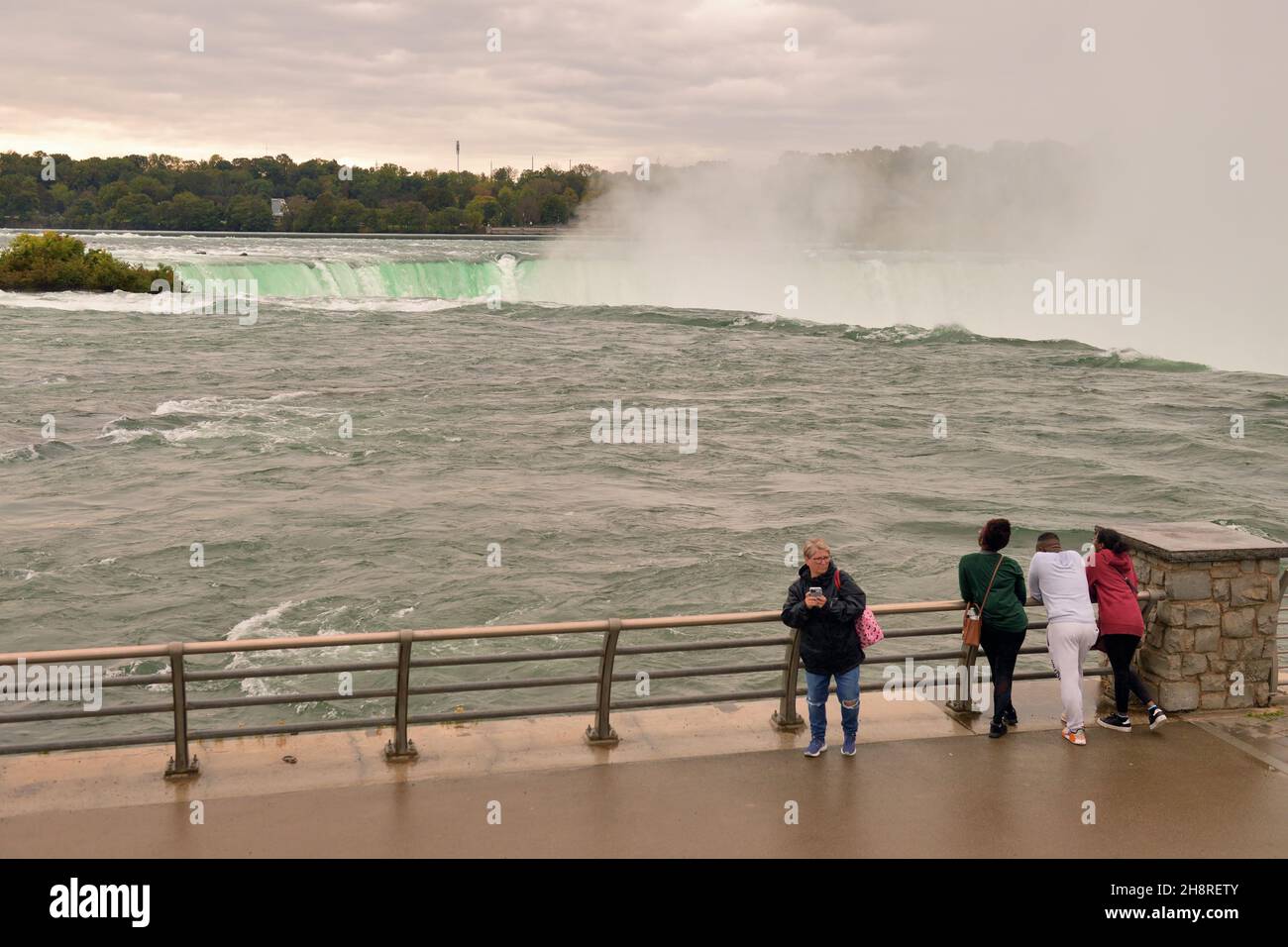 Niagara Falls, New York, États-Unis.Les personnes qui ont vue sur les chutes canadiennes depuis Terrapin point, au-dessus de la rivière Niagra. Banque D'Images