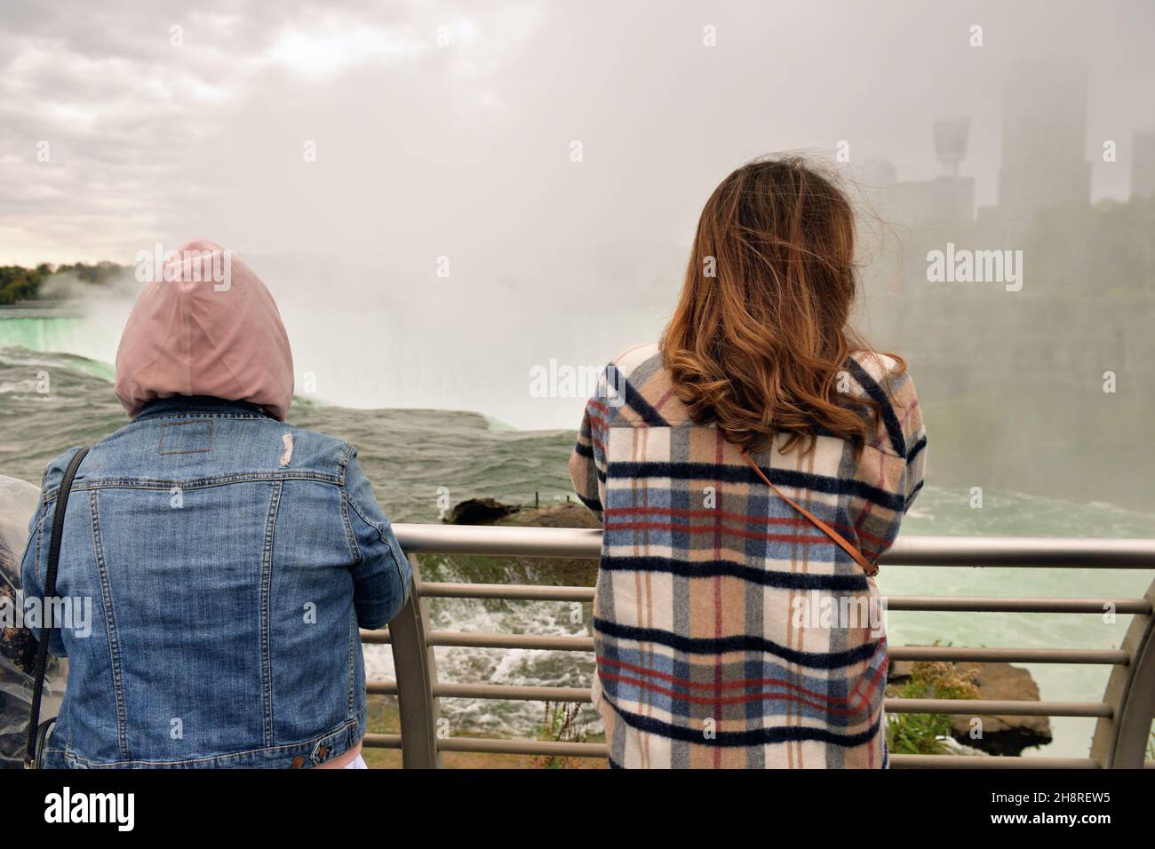 Niagara Falls, New York, États-Unis.Les personnes qui ont vue sur les chutes canadiennes depuis Terrapin point, au-dessus de la rivière Niagra. Banque D'Images