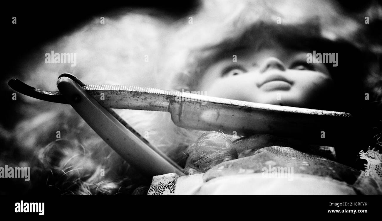 poupée pour enfants avec un rasoir de gorge vintage découpé à la gorge Banque D'Images