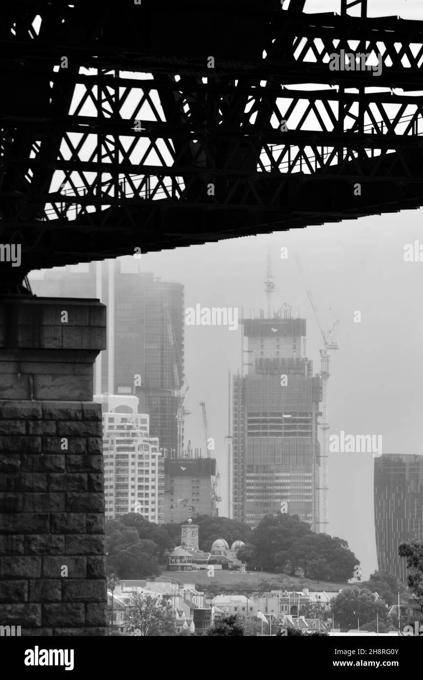 Une vue sur Sydney par une journée malheureuse vue de sous le Harbour Bridge à Kirribilli Banque D'Images
