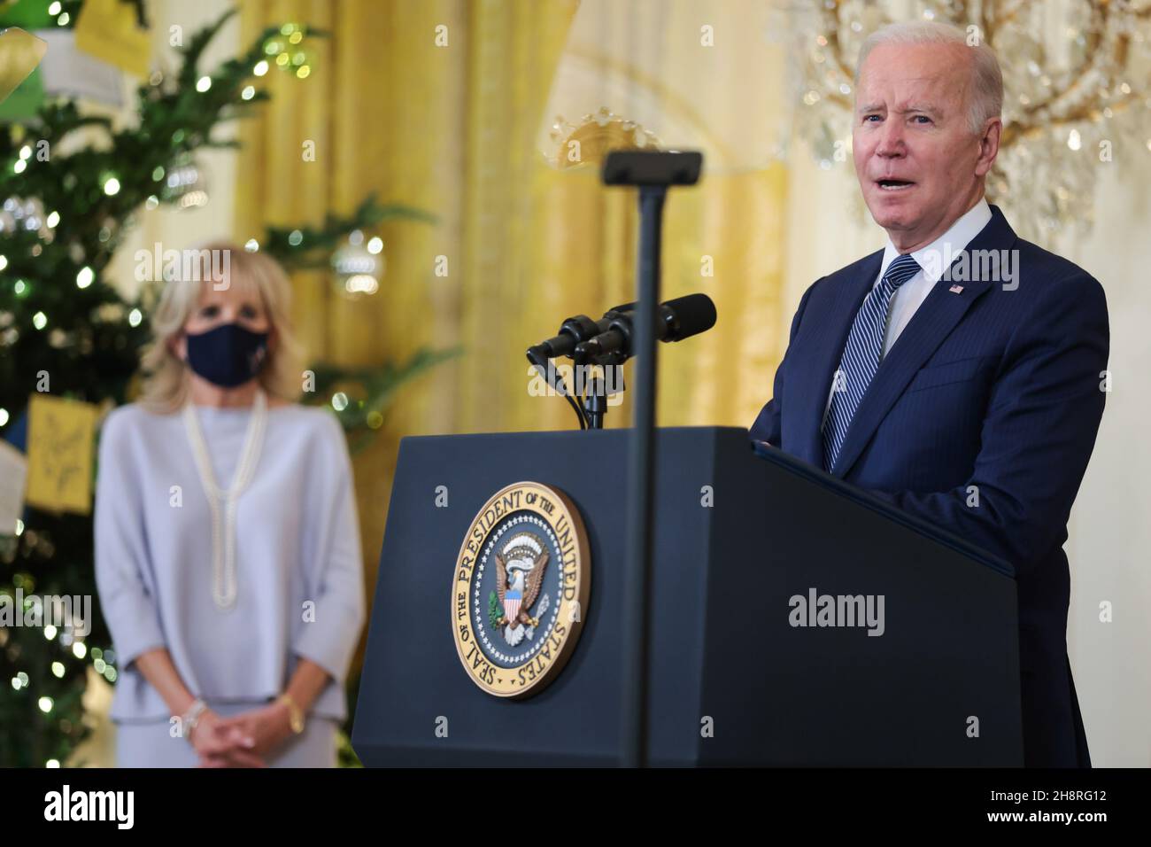 Washington, États-Unis.1er décembre 2021.La première dame, le Dr Jill Biden, regarde comme le président Joe Biden parle lors d'un éclairage de la Menorah à l'occasion de la célébration de Hanoukkah qui s'est tenue dans la salle est à Washington, DC, le 01 décembre 2021.(Photo d'Oliver Contreras/Sipa USA) Credit: SIPA USA/Alay Live News Banque D'Images