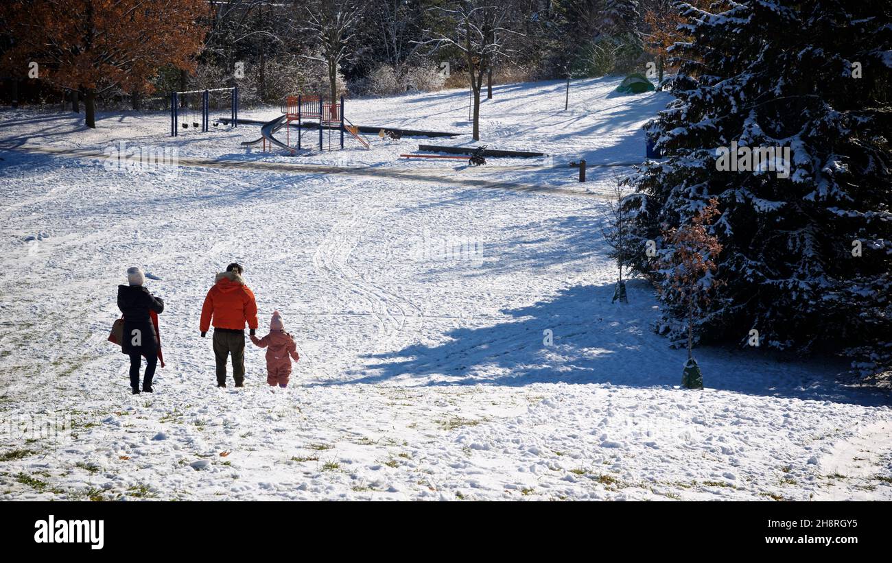 Bonne famille à l'extérieur - Père, mère et enfant s'amusent sur la neige randonnée d'hiver dans le parc. Banque D'Images