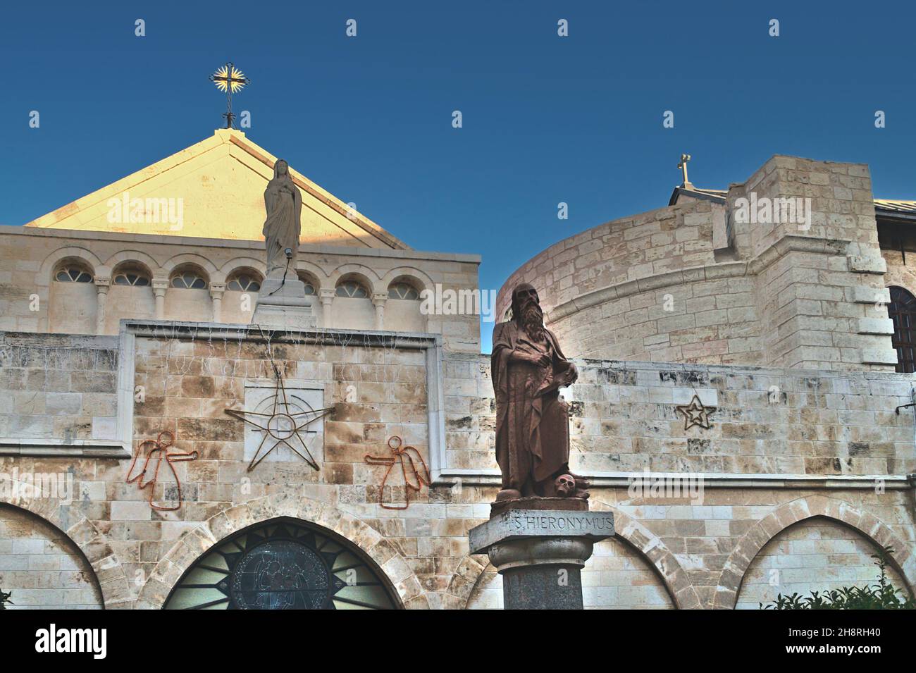 Statue de Saint-Jérôme (Hieronymus) devant l'église Sainte-Catherine – Bethléem Banque D'Images