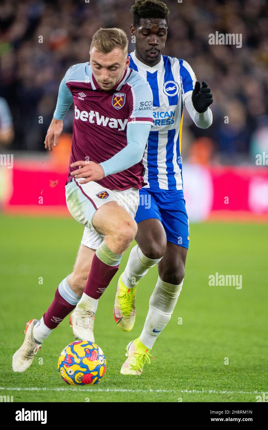 LONDRES, ANGLETERRE - DÉCEMBRE 01 : Yves Bissouma, Jarrod Bowen lors du match de la Premier League entre West Ham United et Brighton & Hove Albion au stade de Londres le 1er décembre 2021 à Londres, en Angleterre.(Photo de Sebastian Frej) crédit: Sebo47/Alamy Live News Banque D'Images