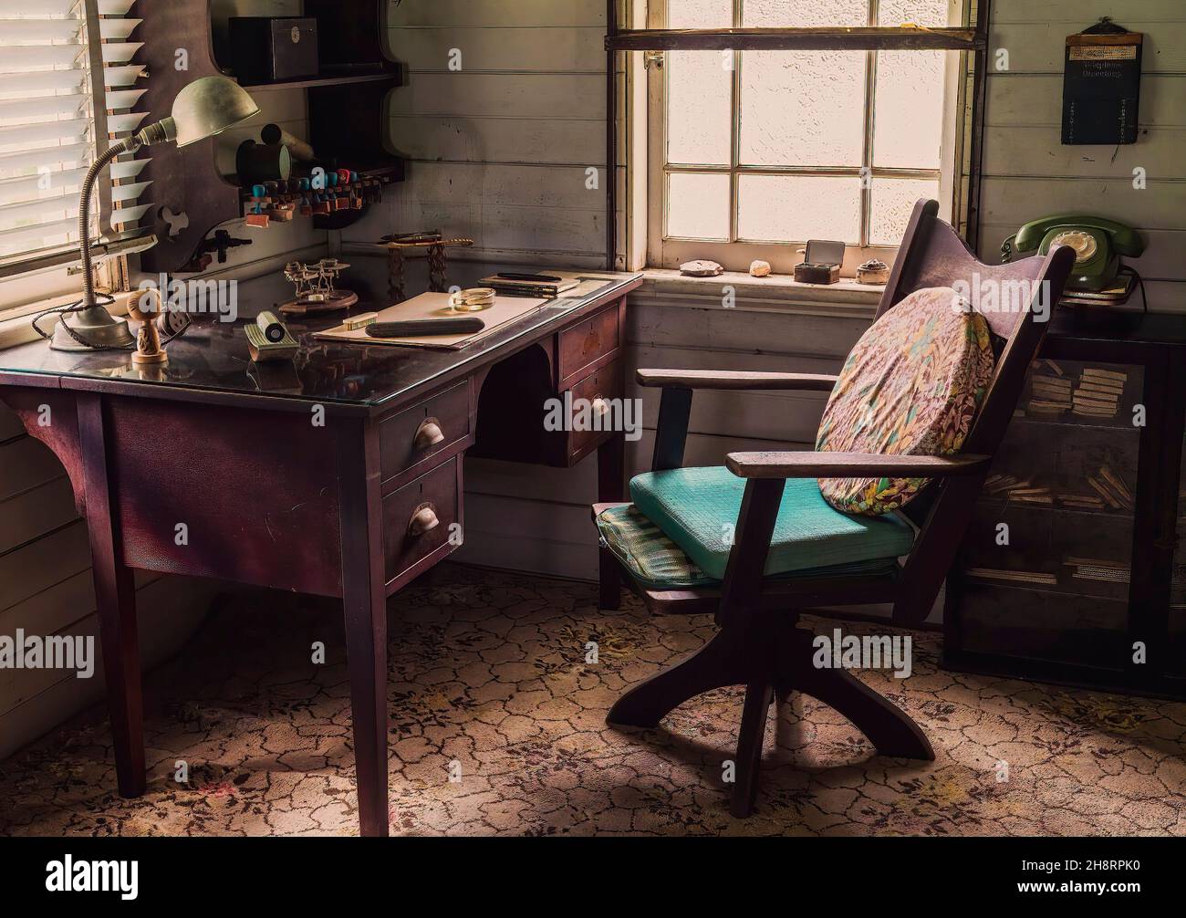 Bureau original avec bureau et chaise d'une ancienne maison de famille  pionnière maintenant partie de l'histoire - amélioration du grain pour  reproduire l'ère de la photographie Photo Stock - Alamy