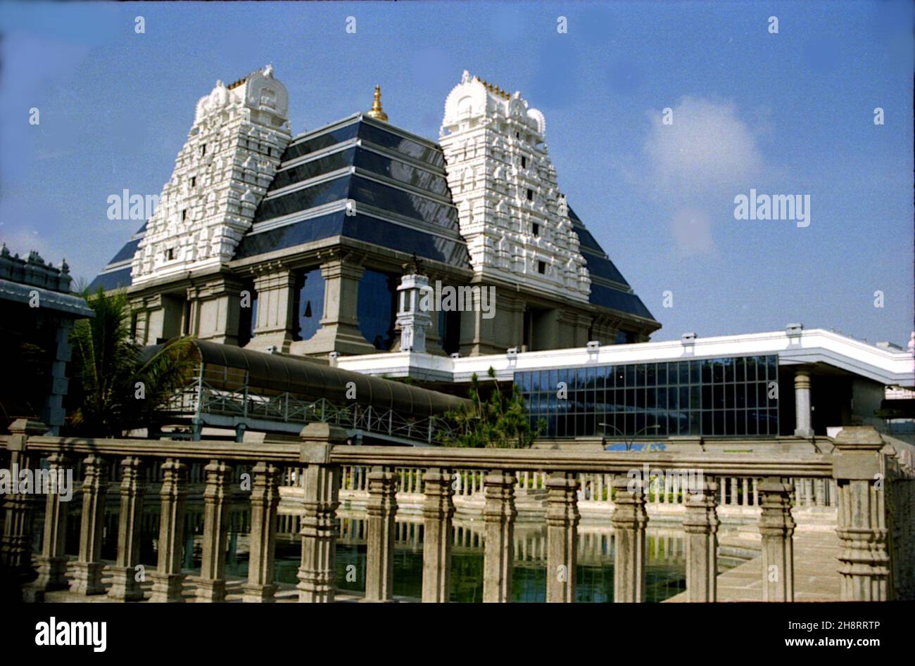 BENGALURU, INDE - 07 février 2021 : une vue du temple ISKCON se reflétant dans un étang à Bengaluru, Inde Banque D'Images