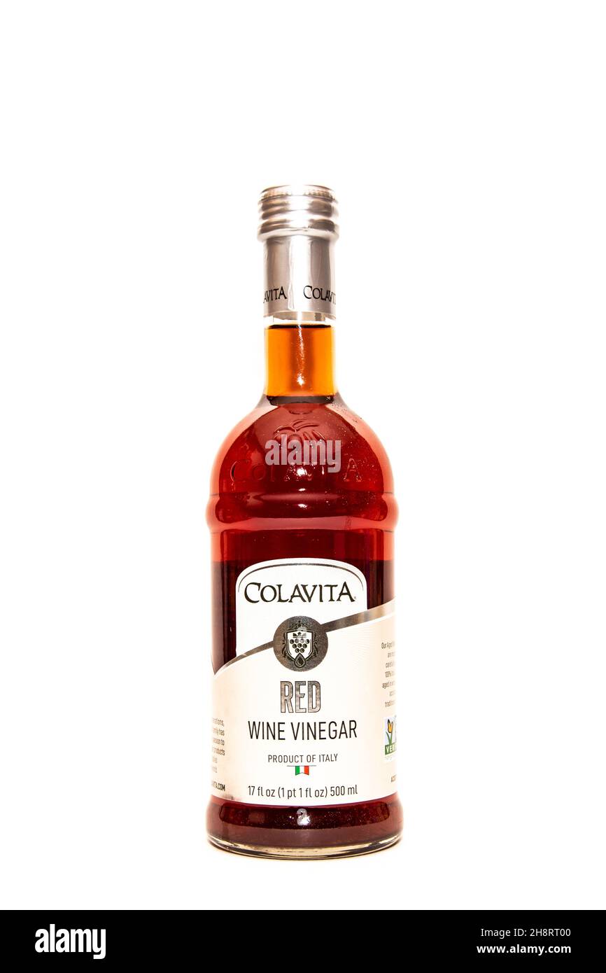 Une bouteille de vinaigre blanc rouge de Colavita, un produit italien isolé sur blanc Banque D'Images
