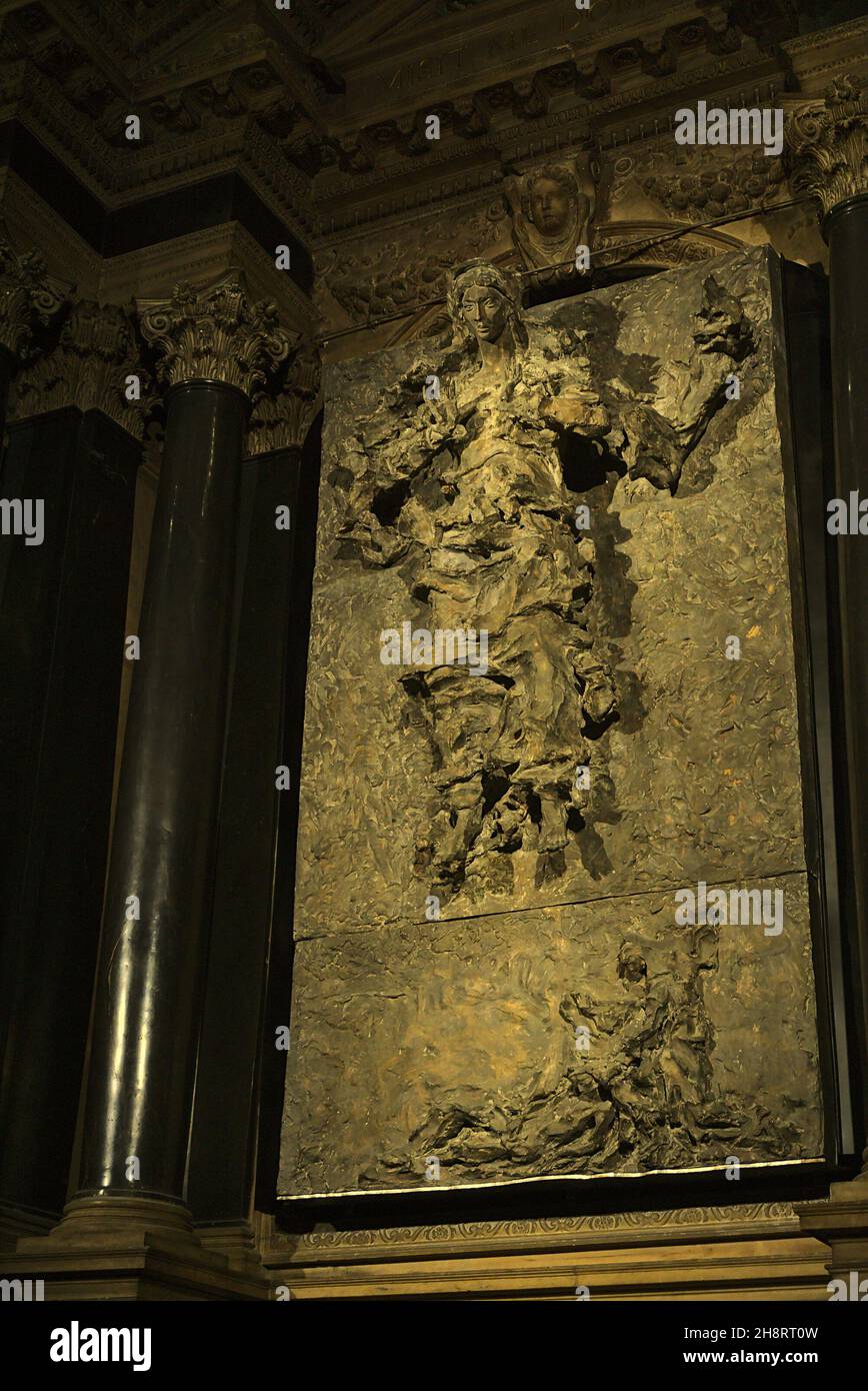 MILA, ITALIE - 02 septembre 2019 : une photo verticale de l'œuvre d'art Lucio Fontana dans la cathédrale Duomo ou la cathédrale de Milan, Italie Banque D'Images