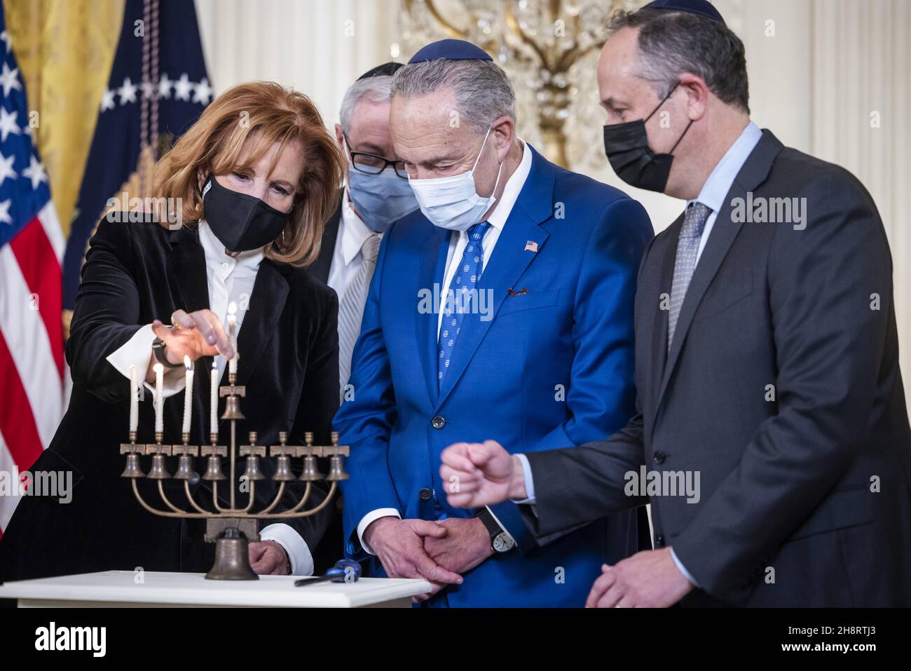 Washington, États-Unis.1er décembre 2021.La directrice de la communauté juive Susan Stern (L), le Dr Rabbi Aaron Glatt (C-L), le chef de la majorité Chuck Schumer (C-R) et le deuxième monsieur Douglas Emhoff (R) participent à un éclairage de menorah à la célébration de Hanukkah dans la salle est de la Maison Blanche à Washington, DC, le mercredi 1er décembre 2021.Photo de Jim Lo Scalzo/UPI crédit: UPI/Alay Live News Banque D'Images