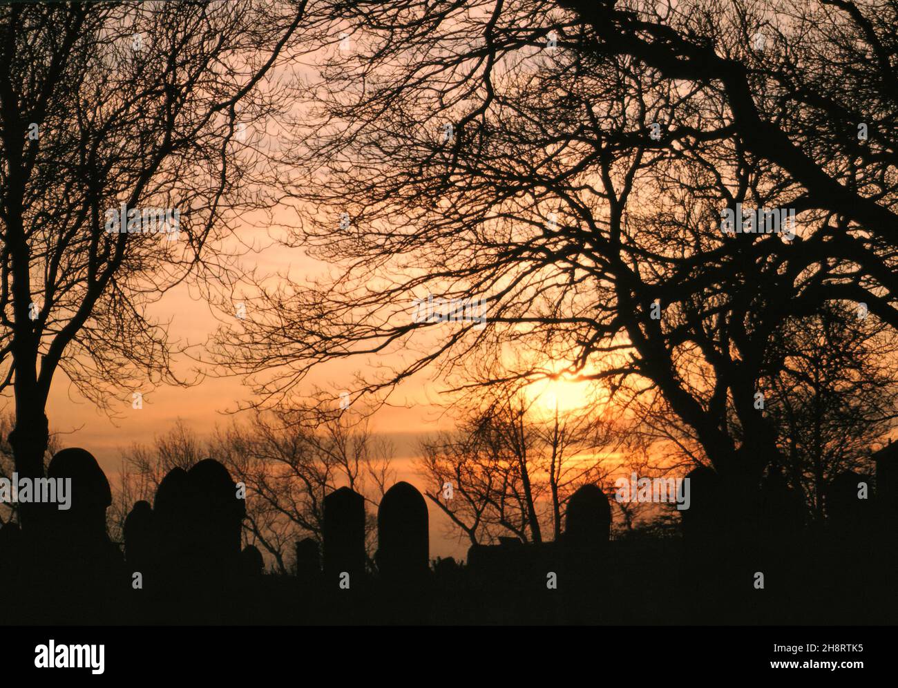 DÉC 1984 : cimetière de l'église St Margaret d'Antioch, Tanfield, peu avant le coucher du soleil dans le comté de Durham, Angleterre Banque D'Images