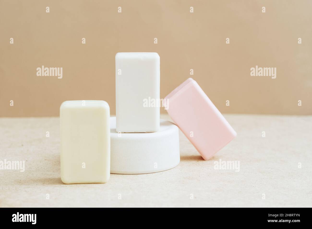 Barres de savon en matières premières naturelles fond beige.Cosmétiques biologiques concept santé spa cosmétiques naturels Banque D'Images