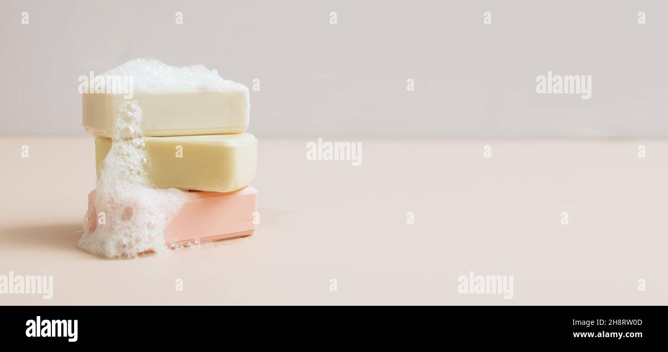 Une barre de savon biologique fait main avec de grandes bulles de mousse.Santé beauté produits naturels concept.Cosmétiques biologiques. Banque D'Images