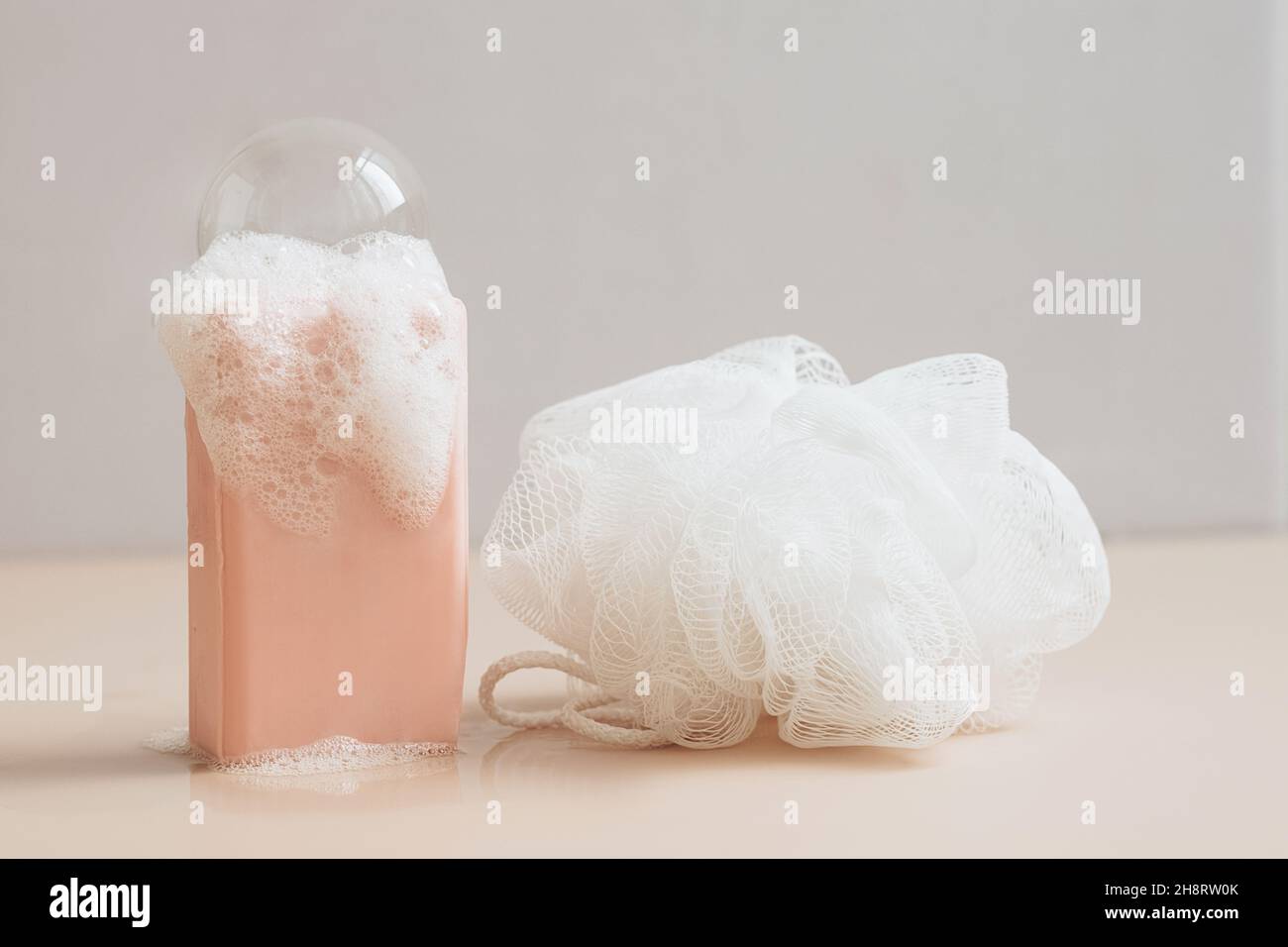 Savon naturel biologique fait main avec de grandes bulles mousse de mousse de savon de fond pastel.Concept d'utilisation des produits naturels Banque D'Images