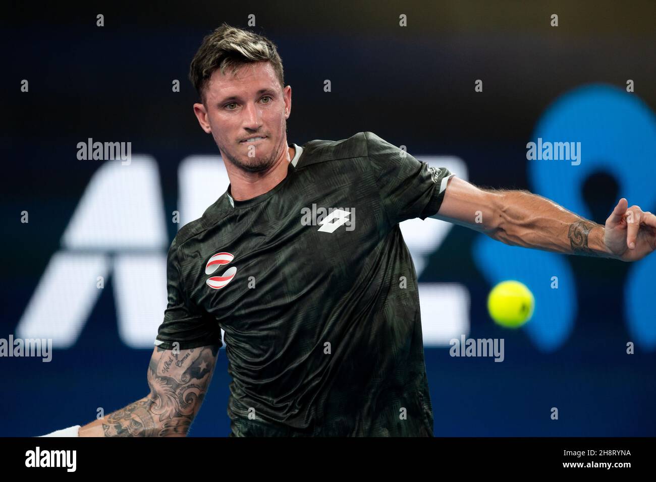 SYDNEY, AUSTRALIE - JANVIER 04 : Dennis Novak, d'Autriche, regarde le ballon pendant le deuxième jour du match des singles du groupe lors de la coupe ATP tennis 2020 à la Ken Rosewall Arena le 04 janvier 2020 à Sydney, en Australie.Crédit : Speed Media/Alamy Live News Banque D'Images