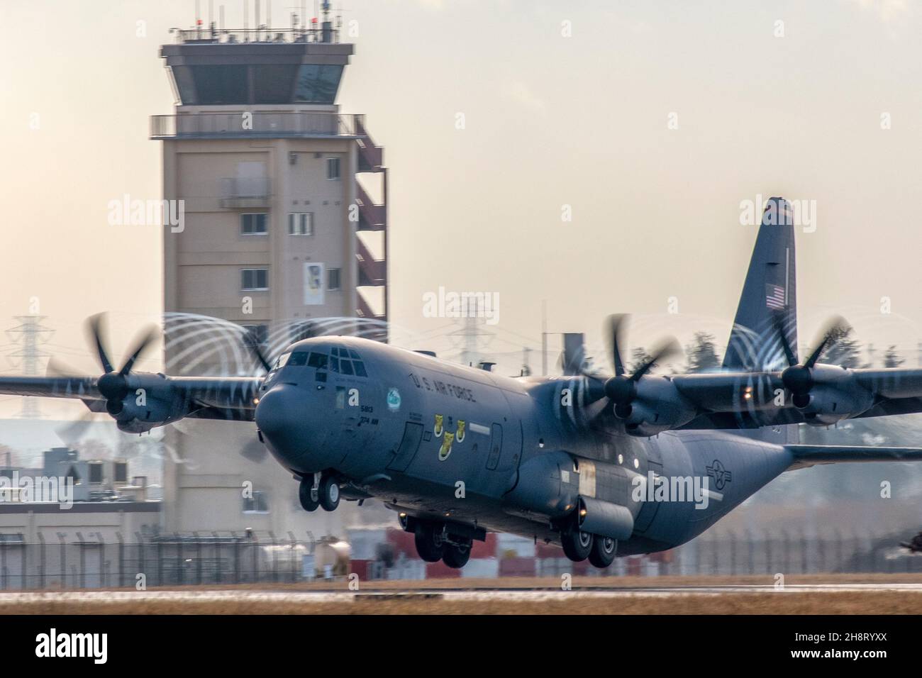 Un Super Hercules C-130J de la Force aérienne affecté au 36e Escadron de transport aérien prend son envol à la base aérienne de Yokota, au Japon, le 1er décembre 2021, à l'appui de la 70e chute annuelle de Noël de l'opération.36e COMME les avions et les avions fournissent un transport aérien tactique intra-théâtre, qui est un élément essentiel de la capacité d'intervention en cas de crise du commandement américain Indo-Pacific.(É.-U.Photo de la Force aérienne par Yasuo Osakabe) Banque D'Images