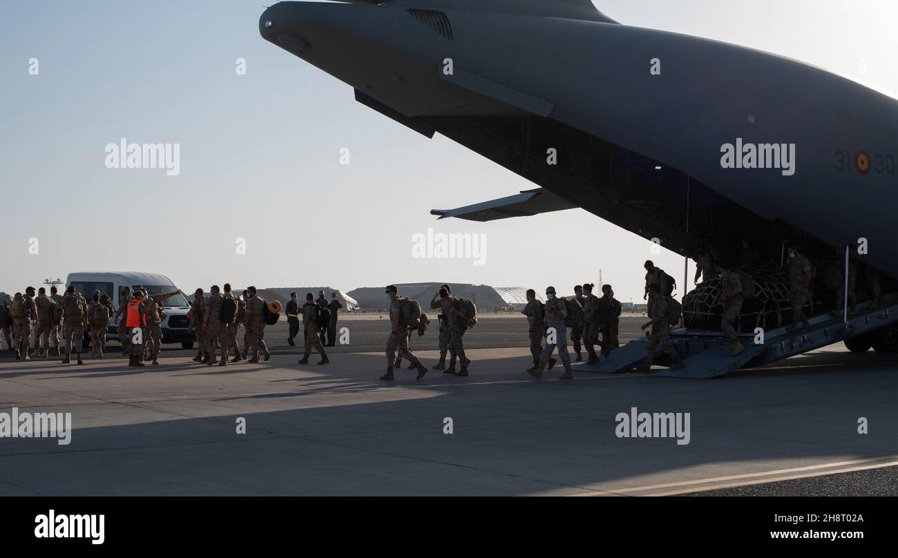 Les membres du service Ejército Del aire (Aviation espagnole) sortent d'un Airbus A400M Atlas affecté à l'Ala 31 (31e Escadre) à la base aérienne Ali Al Salem, Koweït, le 29 novembre 2021.La 31e Escadre a traversé l'ASAB pour transporter les membres du service itinérant après un déploiement en Irak, et pour ramasser les membres rotatifs entrants.L'ASAB sert de passerelle de théâtre pour le commandement central des États-Unis et les forces de la coalition en Asie du Sud-Ouest.(É.-U.Photo de la Force aérienne par le premier Airman Michael S. Murphy) Banque D'Images